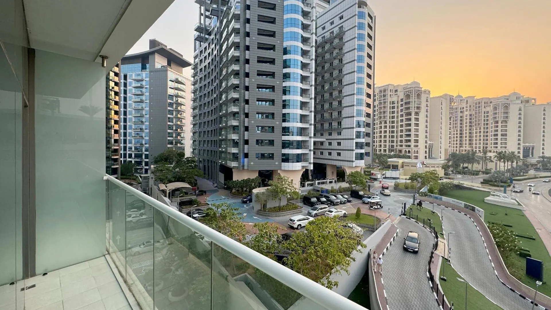 Elegant Beachside Studio In Prime Palm Location Dubai