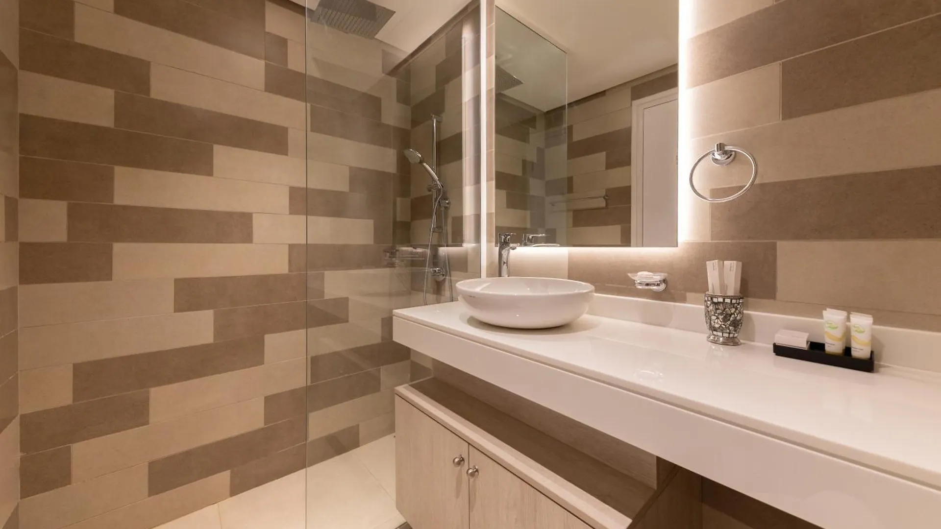 Elegant Beachside Studio In Prime Palm Location Dubai